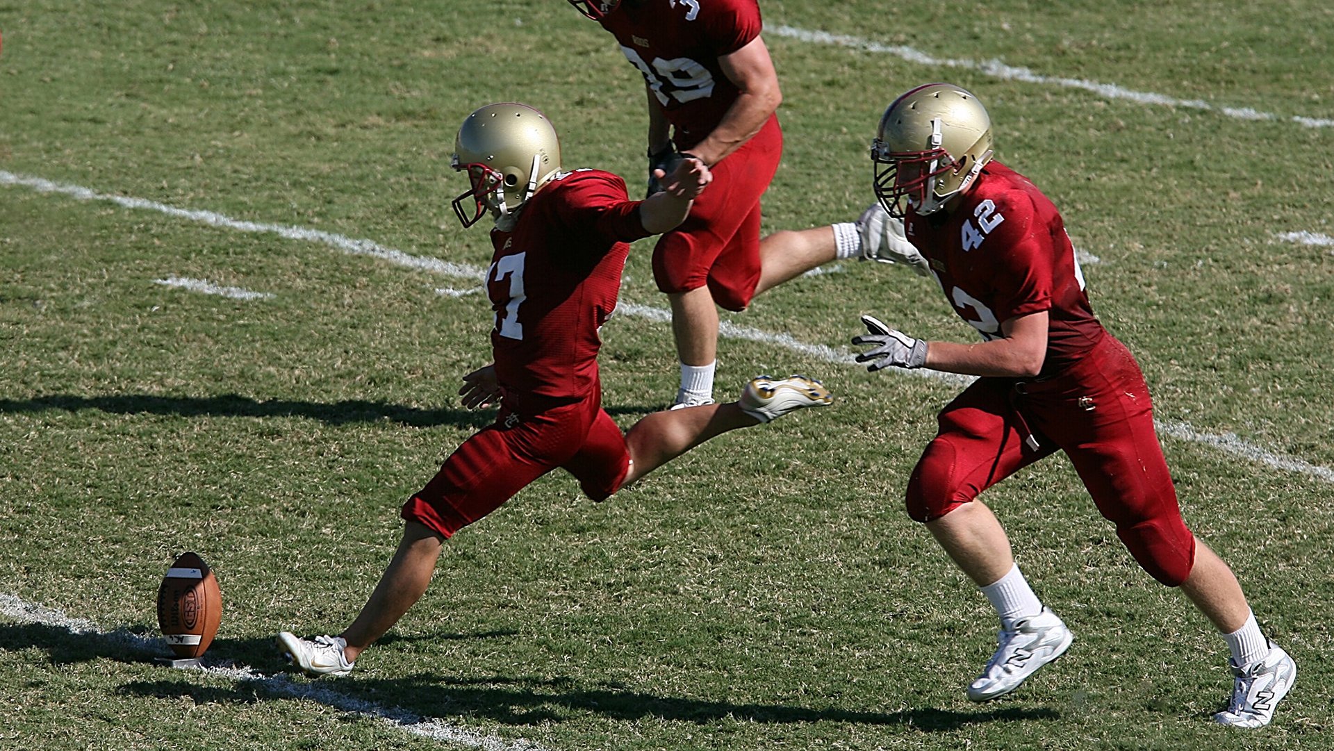 “中国足球运动员签约国际体育品牌”，足球队员中国