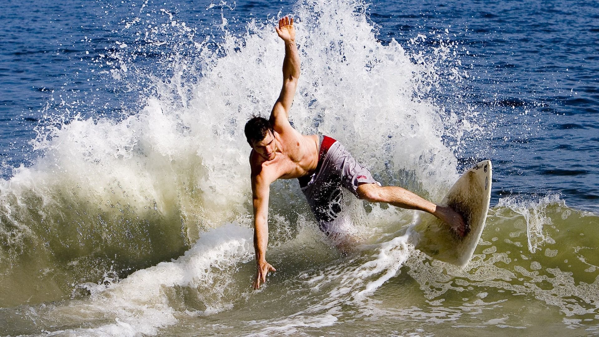 【热点战术】教练如何应对对手的特殊防守布置，教练员非常耐心不厌其烦地给队员们讲解战术安排