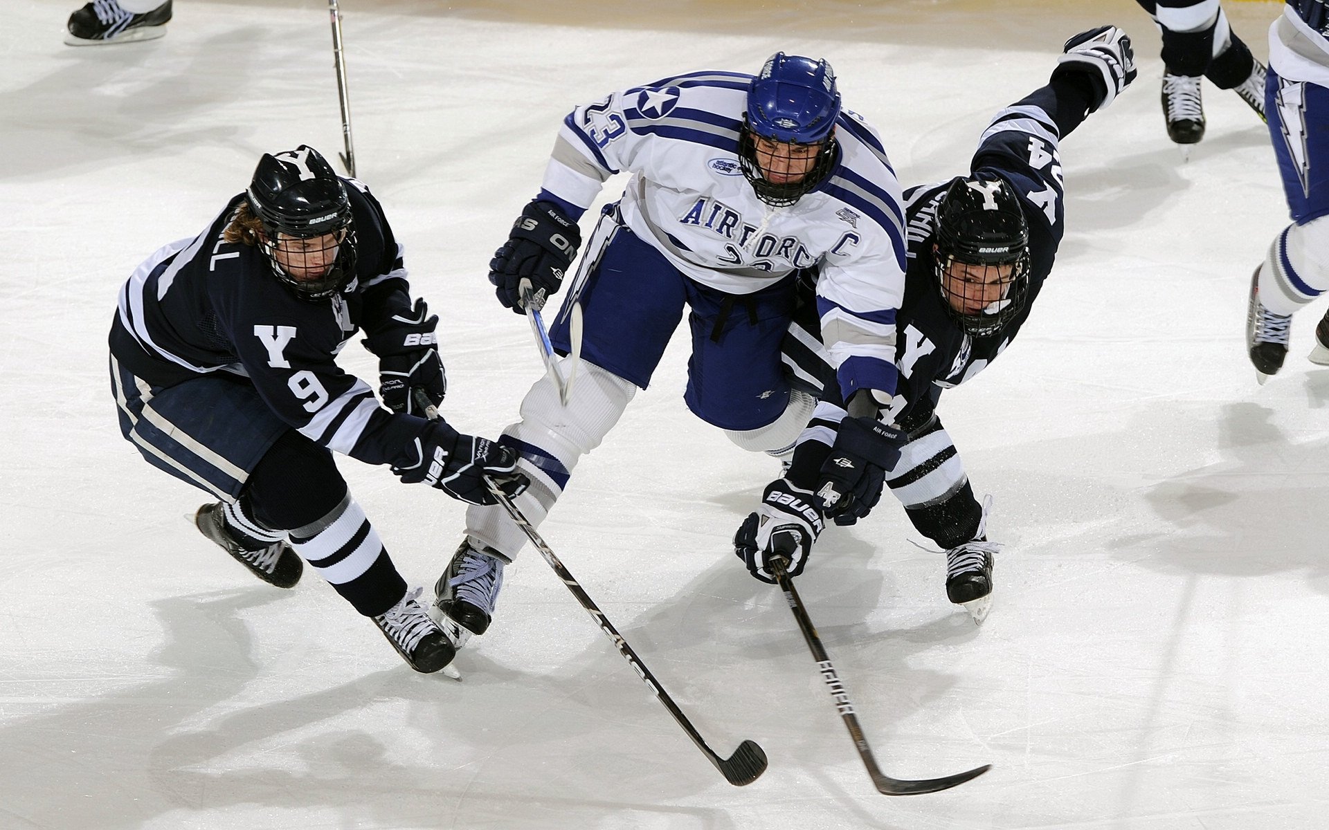 城市挑战极限跑，夜色之中尽情释放热情，城市极限跑酷游戏